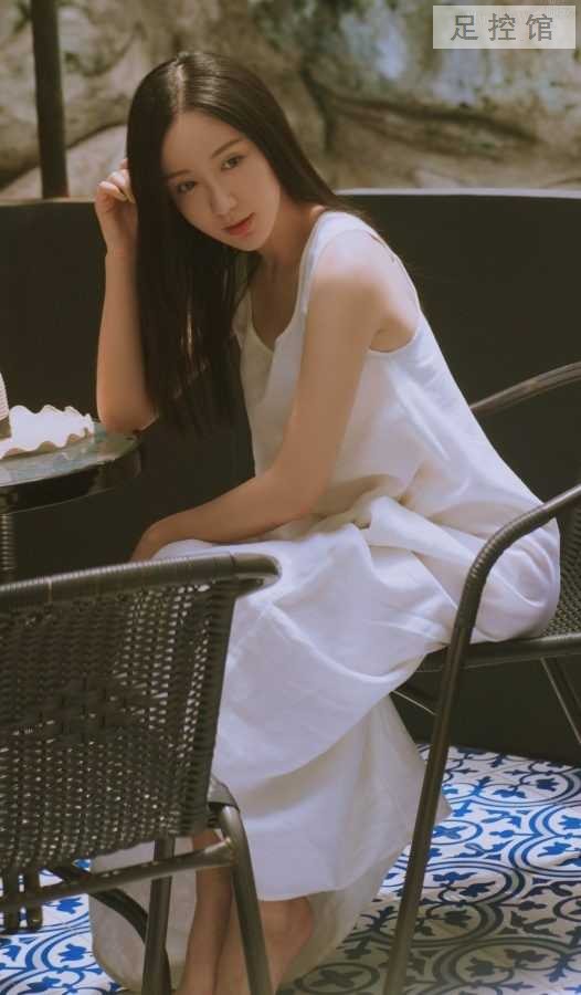 louyixiao_baiqunjiaozhao-9-526x900.jpg